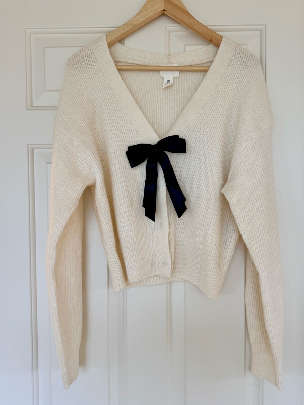 H&M Ribbed Cream V-Neck Sweater with Bow Accent M